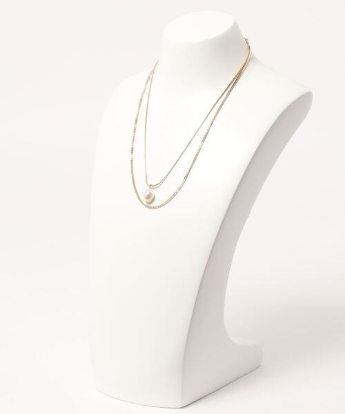 SPINNS（スピンズ）の「【2本セットアイテム】パール×プレートモチーフ3連チェーンネックレス（ネックレス・レディース・シルバー/ゴールド・ONESIZE）」の5枚目の写真