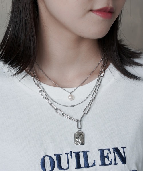 SPINNS（スピンズ）の「【2本セットアイテム】パール×プレートモチーフ3連チェーンネックレス（ネックレス・レディース・シルバー/ゴールド・ONESIZE）」の2枚目の写真