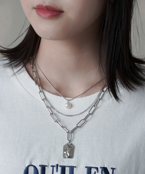SPINNS（スピンズ）の「【2本セットアイテム】パール×プレートモチーフ3連チェーンネックレス（ネックレス・レディース・シルバー/ゴールド・ONESIZE）」の8枚目の写真