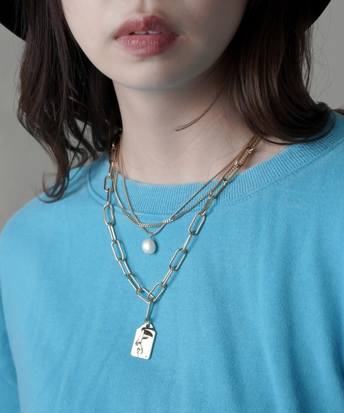SPINNS（スピンズ）の「【2本セットアイテム】パール×プレートモチーフ3連チェーンネックレス（ネックレス・レディース・シルバー/ゴールド・ONESIZE）」の17枚目の写真