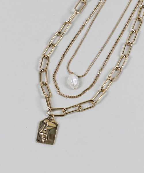 SPINNS（スピンズ）の「【2本セットアイテム】パール×プレートモチーフ3連チェーンネックレス（ネックレス・レディース・シルバー/ゴールド・ONESIZE）」の10枚目の写真