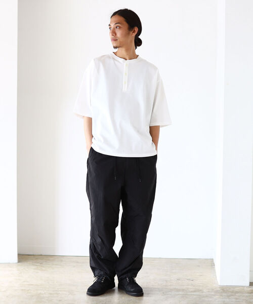 BEAMS（ビームス）の「BEAMS / シルケット ルーズフィット ヘンリーネック  Tシャツ（Tシャツ/カットソー・メンズ・ホワイト/チャコールグレー・LARGE/MEDIUM/X-LARGE/SMALL）」の3枚目の写真