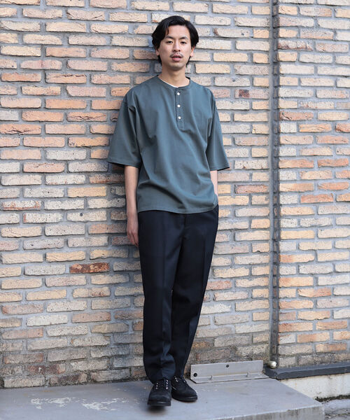 BEAMS（ビームス）の「BEAMS / シルケット ルーズフィット ヘンリーネック  Tシャツ（Tシャツ/カットソー・メンズ・ホワイト/チャコールグレー・LARGE/MEDIUM/X-LARGE/SMALL）」の5枚目の写真