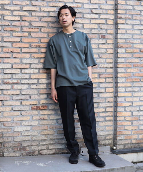 BEAMS（ビームス）の「BEAMS / シルケット ルーズフィット ヘンリーネック  Tシャツ（Tシャツ/カットソー・メンズ・ホワイト/チャコールグレー・LARGE/MEDIUM/X-LARGE/SMALL）」の6枚目の写真