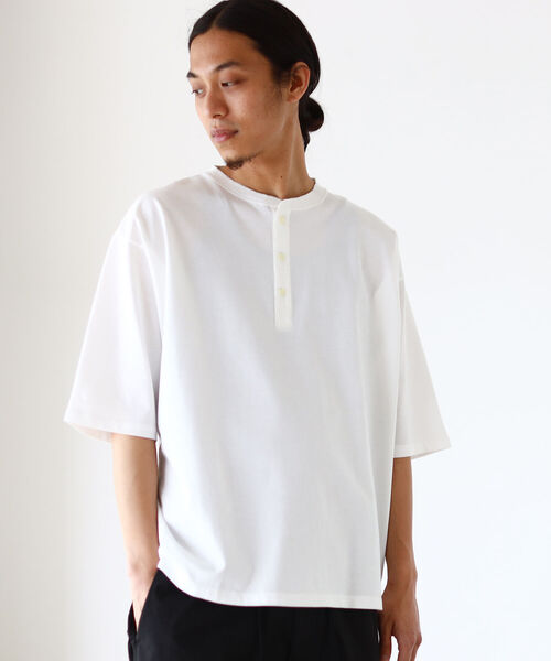 BEAMS（ビームス）の「BEAMS / シルケット ルーズフィット ヘンリーネック  Tシャツ（Tシャツ/カットソー・メンズ・ホワイト/チャコールグレー・LARGE/MEDIUM/X-LARGE/SMALL）」の10枚目の写真