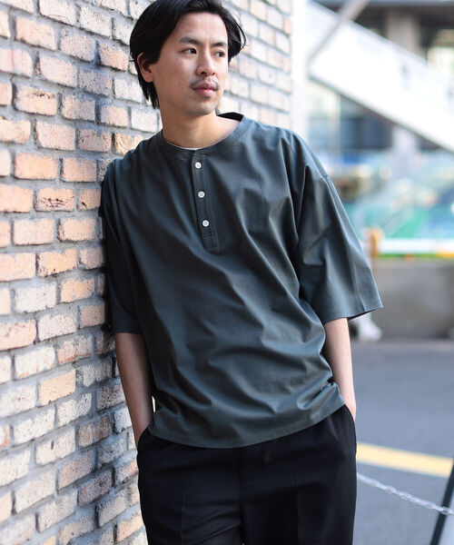 BEAMS（ビームス）の「BEAMS / シルケット ルーズフィット ヘンリーネック  Tシャツ（Tシャツ/カットソー・メンズ・ホワイト/チャコールグレー・LARGE/MEDIUM/X-LARGE/SMALL）」の9枚目の写真