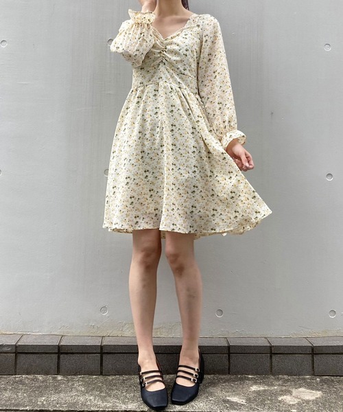 titty＆Co. PETIT（ティティアンドコープティ）の「【titty&Co.PETIT】フラワープリントパールワンピース（ワンピース・レディース・イエロー/グリーン・SMALL/MEDIUM）」の2枚目の写真