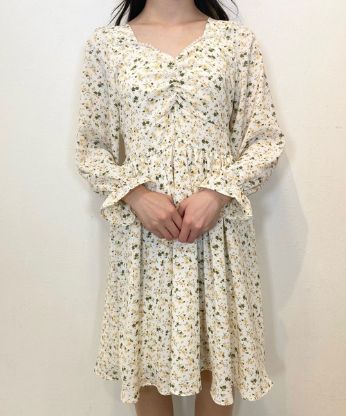 titty＆Co. PETIT（ティティアンドコープティ）の「【titty&Co.PETIT】フラワープリントパールワンピース（ワンピース・レディース・イエロー/グリーン・SMALL/MEDIUM）」の3枚目の写真