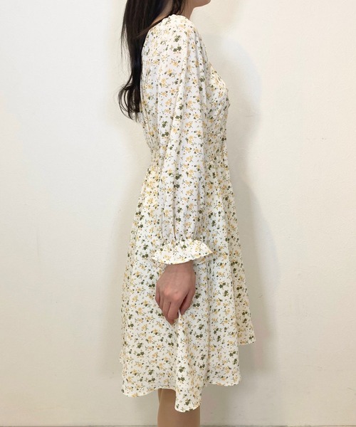 titty＆Co. PETIT（ティティアンドコープティ）の「【titty&Co.PETIT】フラワープリントパールワンピース（ワンピース・レディース・イエロー/グリーン・SMALL/MEDIUM）」の4枚目の写真