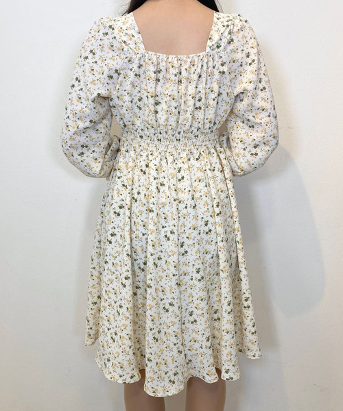 titty＆Co. PETIT（ティティアンドコープティ）の「【titty&Co.PETIT】フラワープリントパールワンピース（ワンピース・レディース・イエロー/グリーン・SMALL/MEDIUM）」の5枚目の写真