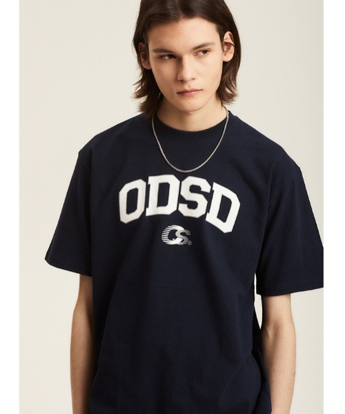 ODD STUDIO（オッドスタジオ）の「A'GEM/9 × .kom『ODD STUDIO/オッドスタジオ』ODSD varsity sports t-shirt/バーシティースポーツ 半袖Tシャツ（Tシャツ/カットソー・レディース・ブラック/ブルー/ホワイト/グレー/ネイビー・M）」の4枚目の写真