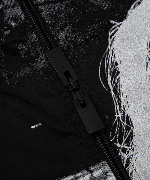 1017 ALYX 9SM(アリクス)の「GRAPHIC ZIP S/S SHIRT(Tシャツ/カットソー・メンズ・ブラック・M/L/XL)」の2枚目の写真