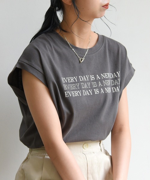 sango（sango）の「ロゴ入ショート丈プルオーバー（Tシャツ/カットソー・レディース・スミクロ/モスグリーン/オフホワイト・FREE）」の2枚目の写真