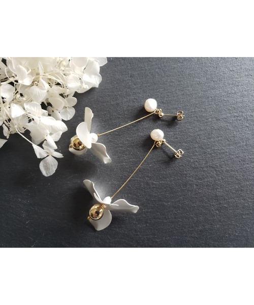 tone（トーン）の「【Tresor】メタルフラワー淡水パール　ピアス(MA)（ピアス（両耳用）・レディース・シルバー/ゴールド/ゴールド系その他/シルバー系その他・FREE）」の2枚目の写真