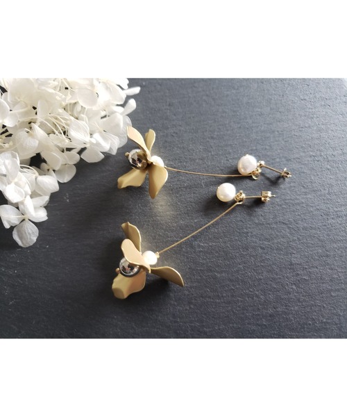 tone（トーン）の「【Tresor】メタルフラワー淡水パール　ピアス(MA)（ピアス（両耳用）・レディース・シルバー/ゴールド/ゴールド系その他/シルバー系その他・FREE）」の4枚目の写真