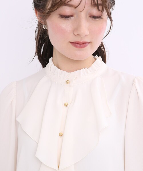 couture brooch（クチュールブローチ）の「◆ラッフルフリル ゴールド釦ブラウス（シャツ/ブラウス・レディース・オフホワイト/ネイビー・40/38/42）」の13枚目の写真