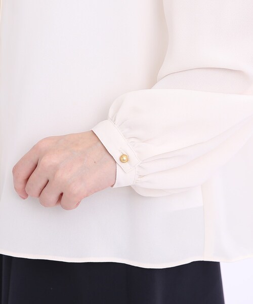 couture brooch（クチュールブローチ）の「◆ラッフルフリル ゴールド釦ブラウス（シャツ/ブラウス・レディース・オフホワイト/ネイビー・40/38/42）」の15枚目の写真