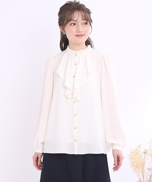couture brooch（クチュールブローチ）の「◆ラッフルフリル ゴールド釦ブラウス（シャツ/ブラウス・レディース・オフホワイト/ネイビー・40/38/42）」の17枚目の写真