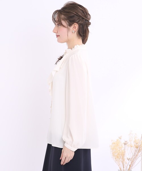 couture brooch（クチュールブローチ）の「◆ラッフルフリル ゴールド釦ブラウス（シャツ/ブラウス・レディース・オフホワイト/ネイビー・40/38/42）」の18枚目の写真