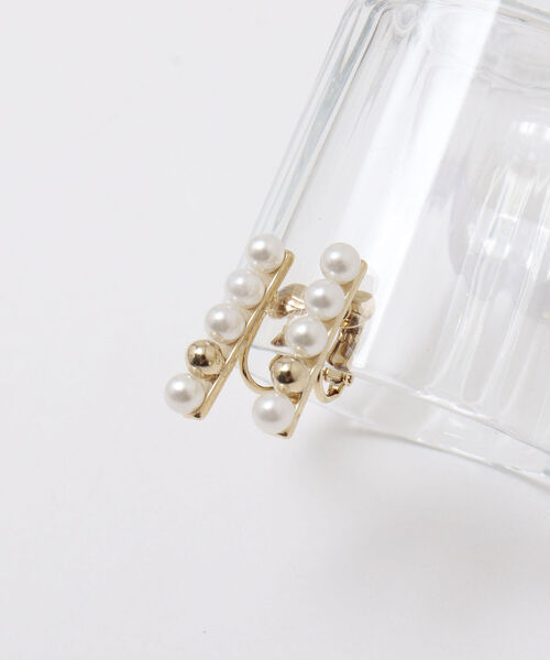 NOLLEY’S Sophi（ノーリーズソフィ）の「ラインパールイヤリング（イヤリング・レディース・オフホワイト・FREE）」の3枚目の写真