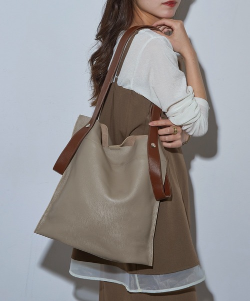 Beau're(ヴュレ)の「25AW 限定カラー追加【BEAURE】カウレザー 2デザイン ハンドル 薄マチ A4 トート B-22197(トートバッグ・レディース・ブラック/アイボリー/ベージュ/シルバー/カーキ/キャメル/ガンメタ/イエロー/ブルー/ゴールド/ブラック系その他2/ベージュ系1/アイボリー系1/ブラック×シルバー/その他2/ブラウン・FREE)」の8枚目の写真