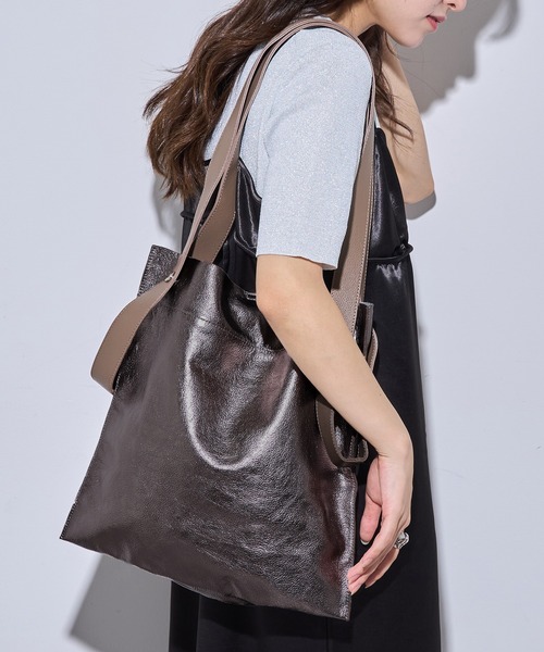 Beau're(ヴュレ)の「25AW 限定カラー追加【BEAURE】カウレザー 2デザイン ハンドル 薄マチ A4 トート B-22197(トートバッグ・レディース・ブラック/アイボリー/ベージュ/シルバー/カーキ/キャメル/ガンメタ/イエロー/ブルー/ゴールド/ブラック系その他2/ベージュ系1/アイボリー系1/ブラック×シルバー/その他2/ブラウン・FREE)」の16枚目の写真