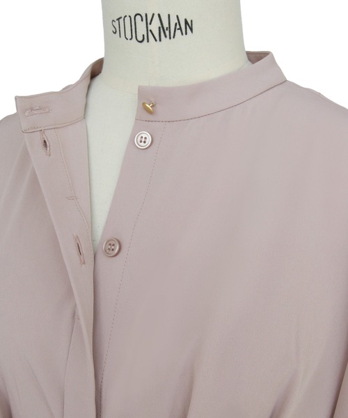 RUIRUE BOUTIQUE(ルイルエブティック)の「洗える ストレッチ | ウエストタック・バンドカラーフレアブラウス | 半袖 バンドカラー トップス 体型カバー オフィスカジュアル 通勤服 華やか ブラウス(シャツ/ブラウス・レディース・ネイビー/ブラック/グレイッシュベージュ/ブラック系その他/ダークグレー/ホワイト・S/M/L/LL/3L)」の22枚目の写真