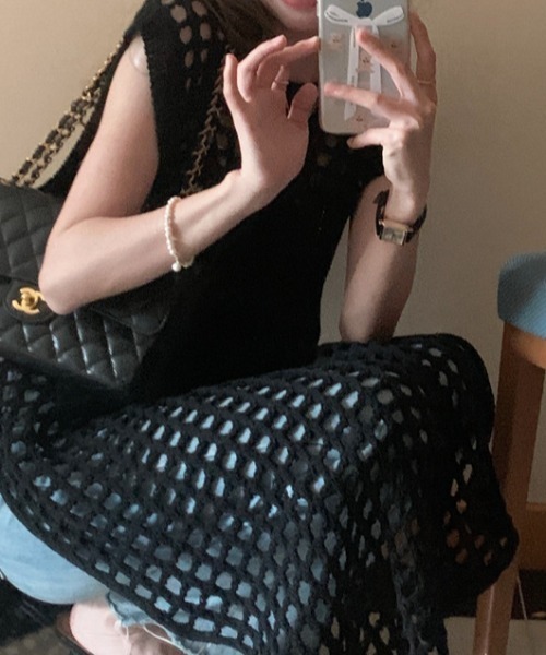 deux amour（ドゥーザムール）の「カギ編みロングジレ（ベスト・レディース・ブラック/ホワイト・FREE）」の2枚目の写真