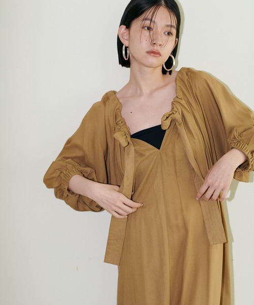 LARUTA(ラルータ)の「【LARUTA】バックリボンボリュームワンピース(ワンピース・レディース・キャメル/ストライプ/ブラック/ネイビー・MEDIUM/LARGE)」の4枚目の写真