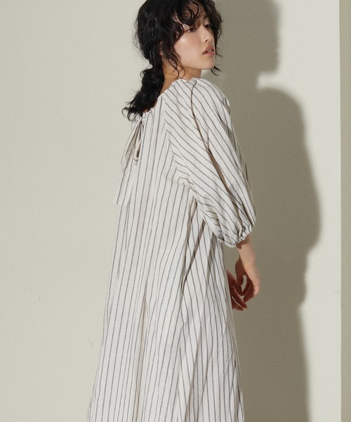 LARUTA(ラルータ)の「【LARUTA】バックリボンボリュームワンピース(ワンピース・レディース・キャメル/ストライプ/ブラック/ネイビー・MEDIUM/LARGE)」の5枚目の写真