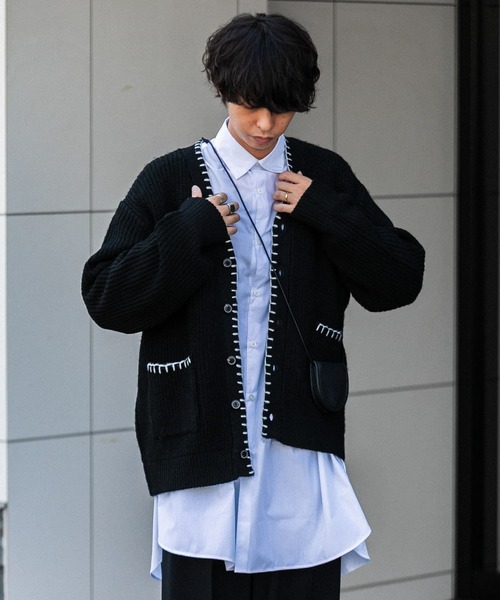 SENSE OF PLACE by URBAN RESEARCH（センスオブプレイスバイアーバンリサーチ）の「『ユニセックス』ハンドステッチVネックカーディガン（カーディガン/ボレロ・メンズ・ブラック/グレー/ブラウン・MEDIUM/LARGE）」の2枚目の写真