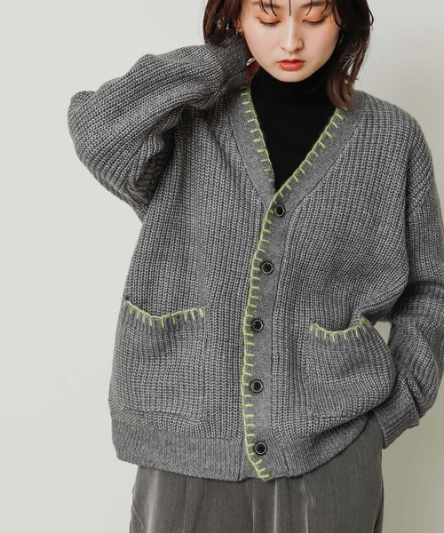 SENSE OF PLACE by URBAN RESEARCH（センスオブプレイスバイアーバンリサーチ）の「『ユニセックス』ハンドステッチVネックカーディガン（カーディガン/ボレロ・メンズ・ブラック/グレー/ブラウン・MEDIUM/LARGE）」の4枚目の写真