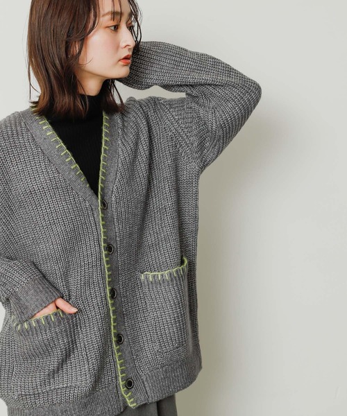 SENSE OF PLACE by URBAN RESEARCH（センスオブプレイスバイアーバンリサーチ）の「『ユニセックス』ハンドステッチVネックカーディガン（カーディガン/ボレロ・メンズ・ブラック/グレー/ブラウン・MEDIUM/LARGE）」の5枚目の写真