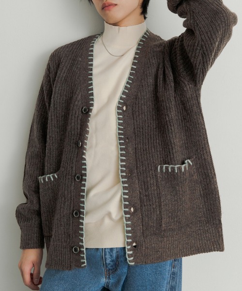 SENSE OF PLACE by URBAN RESEARCH（センスオブプレイスバイアーバンリサーチ）の「『ユニセックス』ハンドステッチVネックカーディガン（カーディガン/ボレロ・メンズ・ブラック/グレー/ブラウン・MEDIUM/LARGE）」の3枚目の写真
