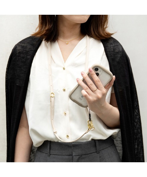 iFace(アイフェイス)の「iFace Hang and ショルダーストラップ (PUレザー)(スマホグッズ・レディース・ブラック/グレー/ベージュ・FREE)」の9枚目の写真