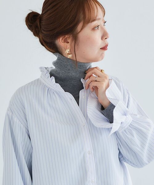 le.coeur blanc（ルクールブラン）の「フリルネック前釦ブラウス（シャツ/ブラウス・レディース・オフホワイト/ホワイト系その他/ブルー系その他2・38）」の4枚目の写真