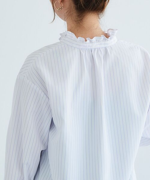 le.coeur blanc（ルクールブラン）の「フリルネック前釦ブラウス（シャツ/ブラウス・レディース・オフホワイト/ホワイト系その他/ブルー系その他2・38）」の5枚目の写真