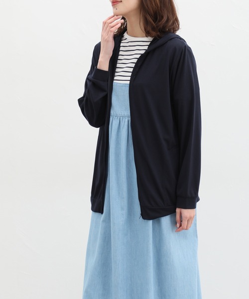 Honeys(ハニーズ)の「ミドル丈ジップパーカー(パーカー・レディース・ネイビー/オフホワイト/ブラック/ブルーグリーン/グレイッシュベージュ/イエロー系その他/モカ/ブルー・LL/M/L/3L)」の14枚目の写真