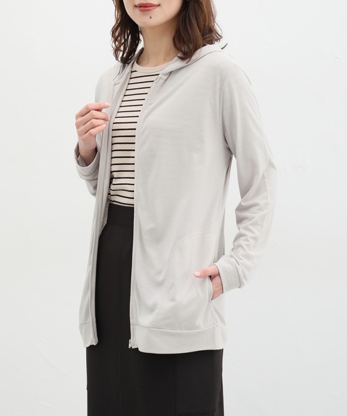 Honeys(ハニーズ)の「ミドル丈ジップパーカー(パーカー・レディース・ネイビー/オフホワイト/ブラック/ブルーグリーン/グレイッシュベージュ/イエロー系その他/モカ/ブルー・LL/M/L/3L)」の20枚目の写真