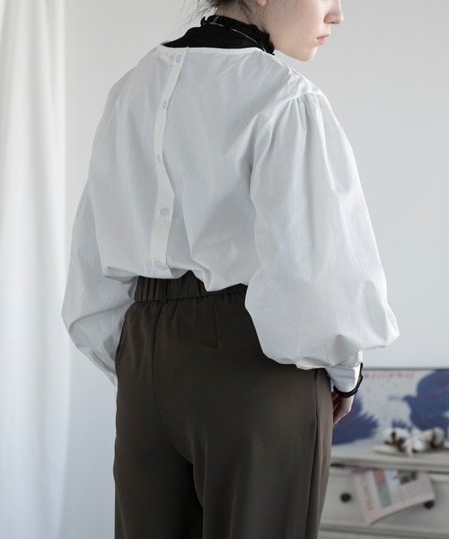 aimoha（アイモハ）の「ノーカラーボリューム袖ブラウス（シャツ/ブラウス・レディース・ブラック/カーキ/ベージュ/ホワイト・MEDIUM/LARGE）」の2枚目の写真