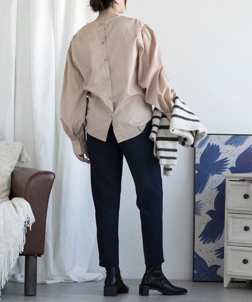 aimoha（アイモハ）の「ノーカラーボリューム袖ブラウス（シャツ/ブラウス・レディース・ブラック/カーキ/ベージュ/ホワイト・MEDIUM/LARGE）」の11枚目の写真