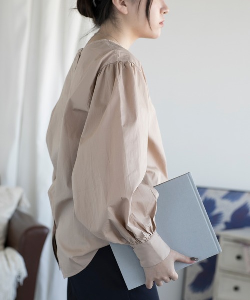 aimoha（アイモハ）の「ノーカラーボリューム袖ブラウス（シャツ/ブラウス・レディース・ブラック/カーキ/ベージュ/ホワイト・MEDIUM/LARGE）」の14枚目の写真