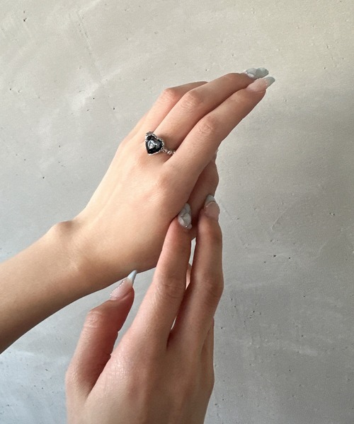 kutir（クティール）の「kutirlune／ハートビジューリング（リング・レディース・ブラック・FREE）」の3枚目の写真