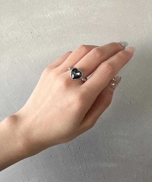 kutir（クティール）の「kutirlune／ハートビジューリング（リング・レディース・ブラック・FREE）」の2枚目の写真