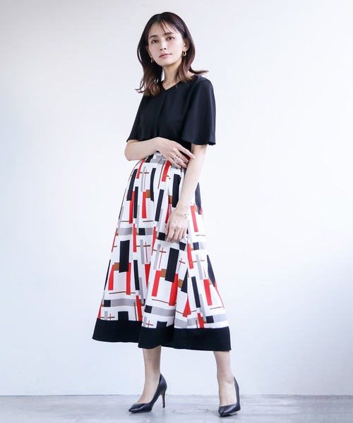 WHITE JOOLA（ホワイトジョーラ）の「春夏セットアップ【手洗いOK！いつものコーデを一新！】裾配色プリントフレアースカート＆フレアー半袖とろみブラウス2点セット（スーツセット・レディース・ブラック/ブルー・S/M/L）」の2枚目の写真