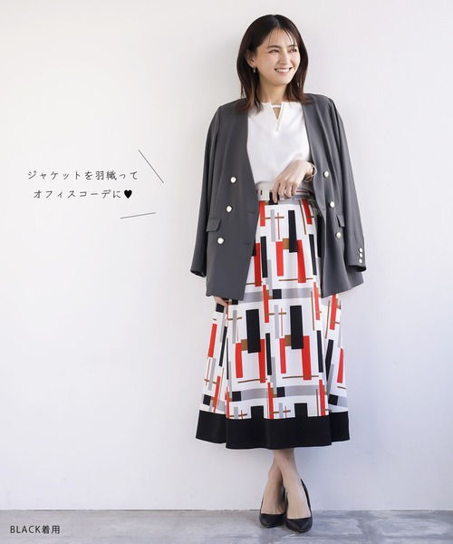 WHITE JOOLA（ホワイトジョーラ）の「春夏セットアップ【手洗いOK！いつものコーデを一新！】裾配色プリントフレアースカート＆フレアー半袖とろみブラウス2点セット（スーツセット・レディース・ブラック/ブルー・S/M/L）」の21枚目の写真