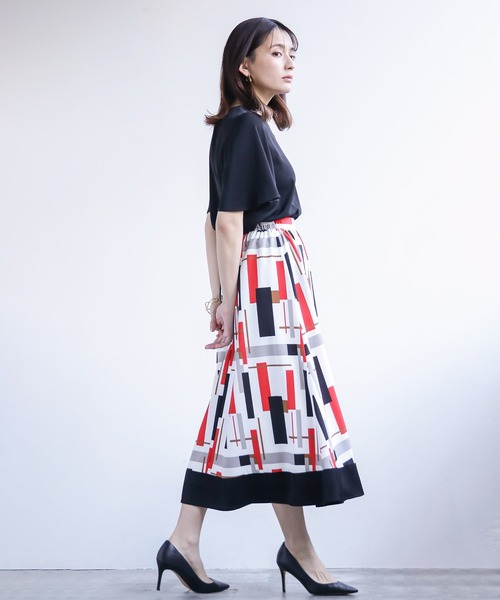 WHITE JOOLA（ホワイトジョーラ）の「春夏セットアップ【手洗いOK！いつものコーデを一新！】裾配色プリントフレアースカート＆フレアー半袖とろみブラウス2点セット（スーツセット・レディース・ブラック/ブルー・S/M/L）」の19枚目の写真