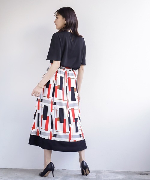 WHITE JOOLA（ホワイトジョーラ）の「春夏セットアップ【手洗いOK！いつものコーデを一新！】裾配色プリントフレアースカート＆フレアー半袖とろみブラウス2点セット（スーツセット・レディース・ブラック/ブルー・S/M/L）」の8枚目の写真