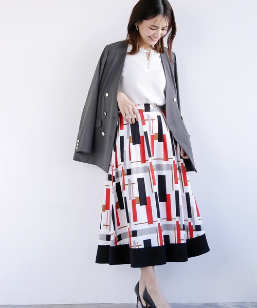 WHITE JOOLA（ホワイトジョーラ）の「春夏セットアップ【手洗いOK！いつものコーデを一新！】裾配色プリントフレアースカート＆フレアー半袖とろみブラウス2点セット（スーツセット・レディース・ブラック/ブルー・S/M/L）」の18枚目の写真