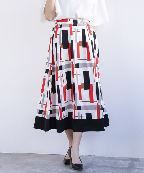 WHITE JOOLA（ホワイトジョーラ）の「春夏セットアップ【手洗いOK！いつものコーデを一新！】裾配色プリントフレアースカート＆フレアー半袖とろみブラウス2点セット（スーツセット・レディース・ブラック/ブルー・S/M/L）」の9枚目の写真